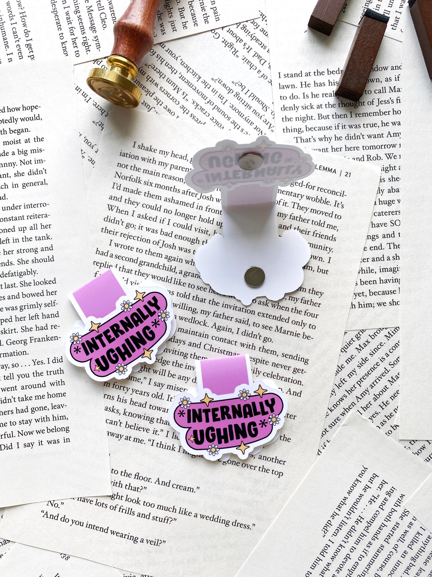 Internally ughing magnetic bookmark