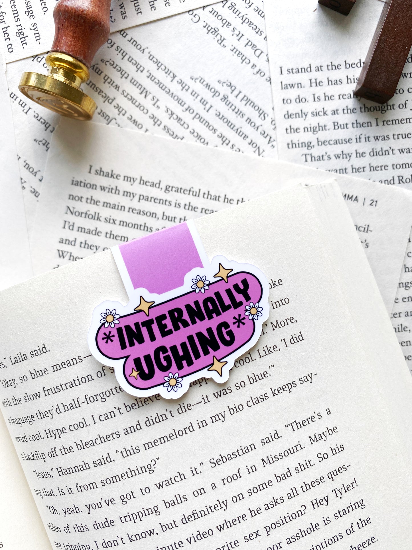 Internally ughing magnetic bookmark